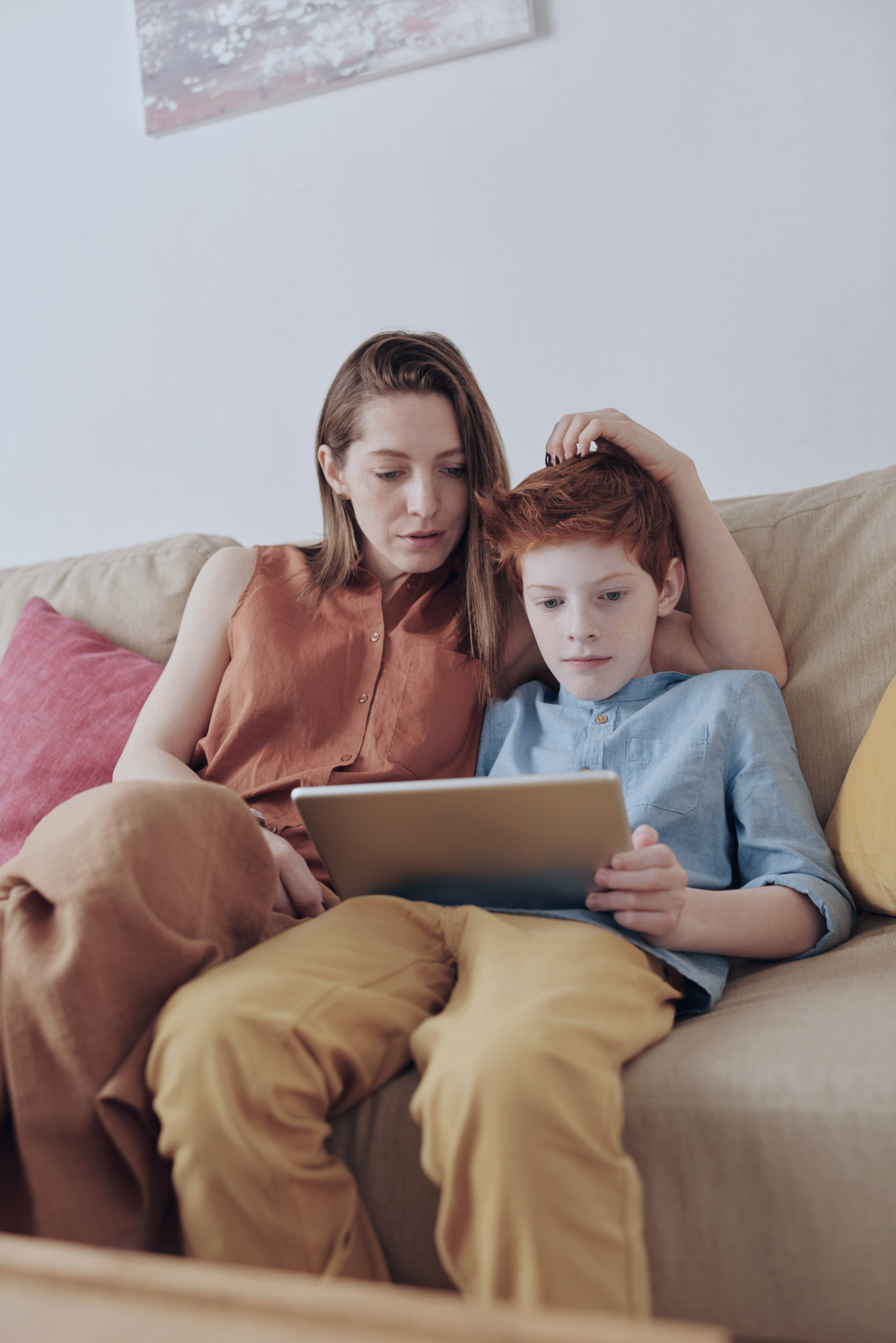 Mutter und Kind arbeiten gemeinsam am Tablet